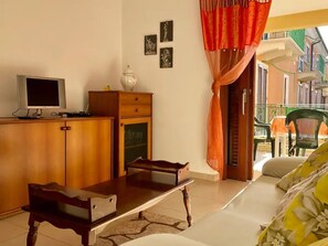 Fernseher, Bücher, Stereoanlage