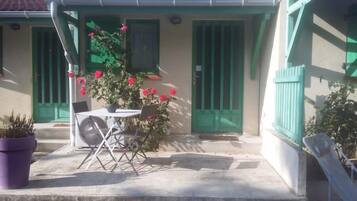 Signature cottage, terras, uitzicht op bergen | Terras