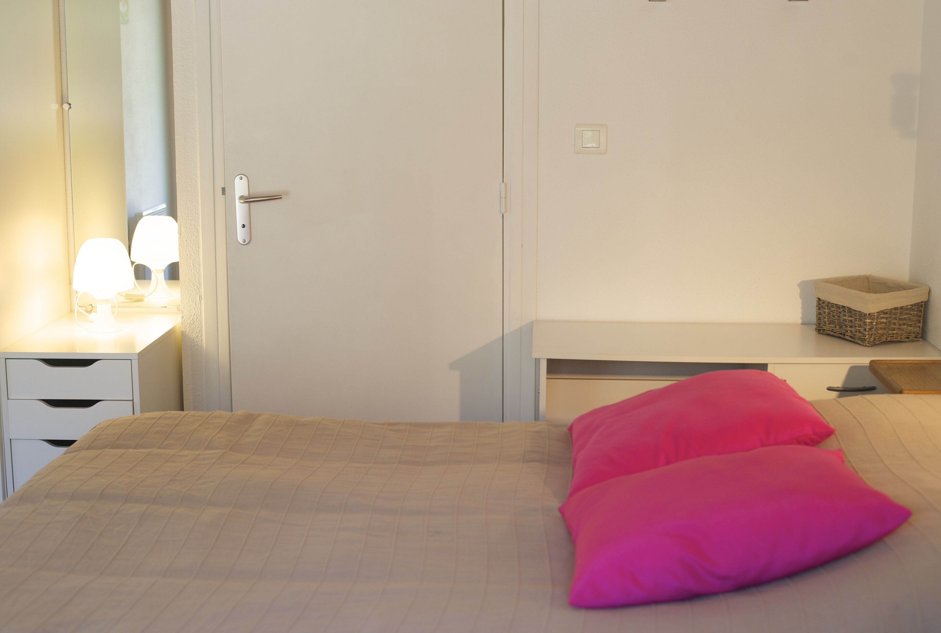 Bügeleisen/Bügelbrett, WLAN, individuell dekoriert