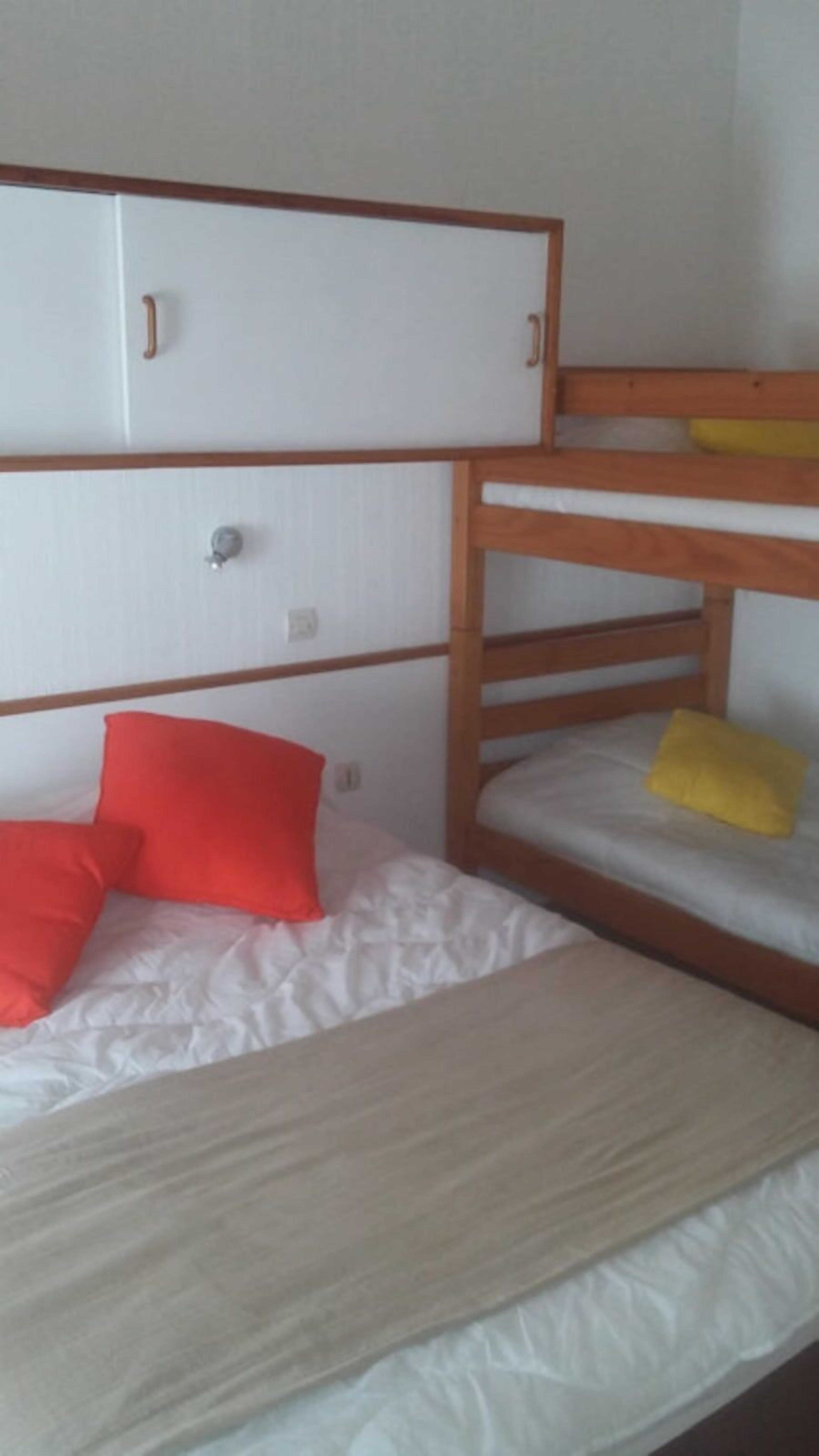 Casa rural familiar, vistes a la muntanya | Decoració individual, mobiliari individual i planxa i posts de planxar 