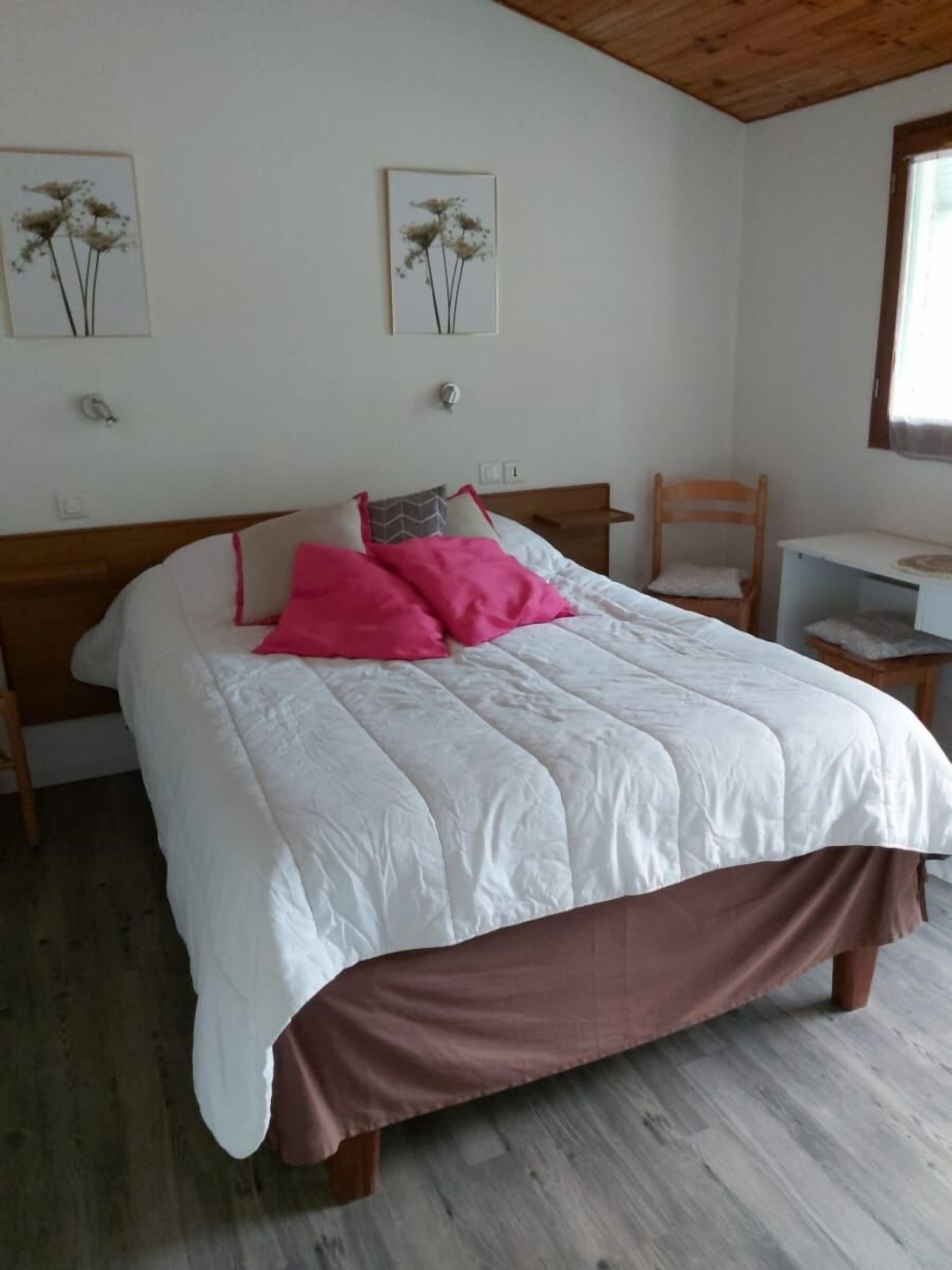 Casa rural clàssica, vistes a la muntanya | Decoració individual, mobiliari individual i planxa i posts de planxar 