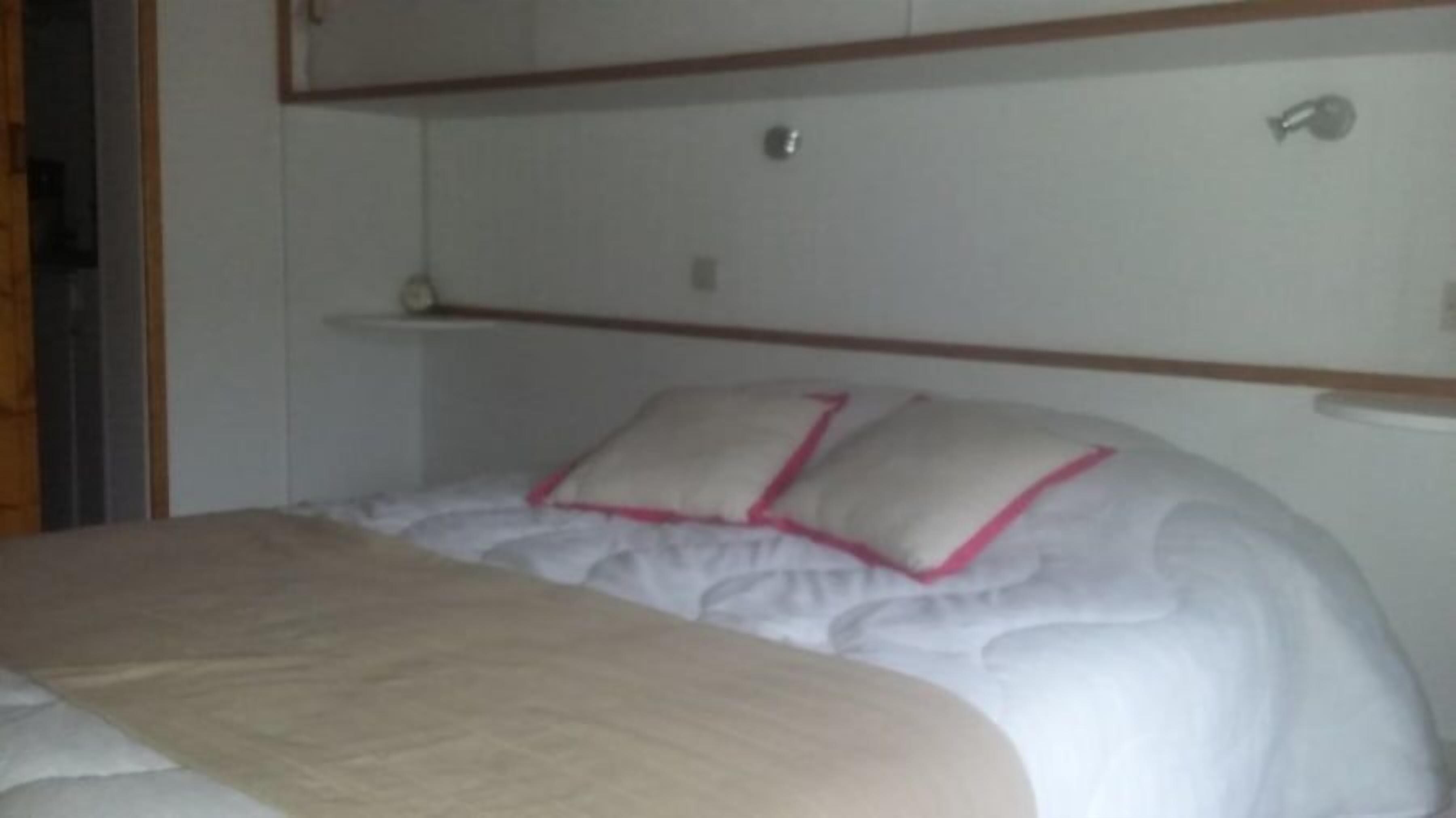 Casa rural bàsica, vistes a la muntanya | Decoració individual, mobiliari individual i planxa i posts de planxar 