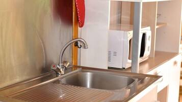 Cocineta privada | Refrigerador, microondas, parrilla de estufa y cafetera y tetera