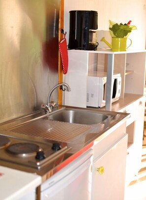 Cocineta privada | Refrigerador, microondas, parrilla de estufa y cafetera y tetera 