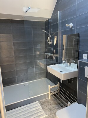 Bathtub, hair dryer, soap, shampoo - COMFORTABLE HOUSE CLOSE TO ALL AMENITIES (Blainville-sur-Mer)