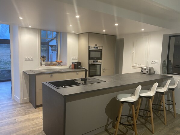 Refrigerador, microondas, horno, placa de cocina