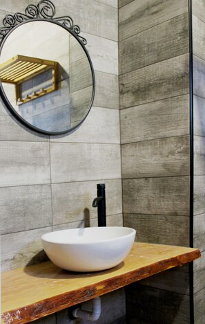 Classic Studio Suite | Bathroom