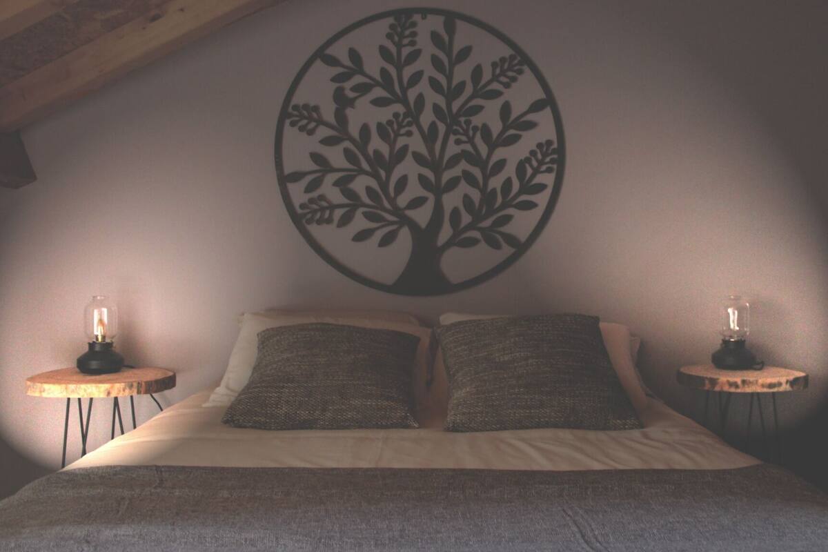 Room | Blackout drapes, bed sheets