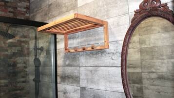 Suite monolocale Classic | Bagno | Doccia, soffione a pioggia, asciugamani, sapone