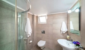 Shower, hair dryer, towels, soap - Cretan Sunset Villa | Heated Pool (Georgioupoli)