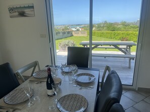Dining - Sea view, jacuzzi, 5 bedrooms, enclosed garden, pets allowed (Plounévez-Lochrist)