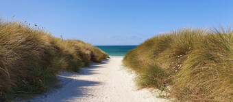 Sea view, jacuzzi, 5 bedrooms, enclosed garden, pets allowed