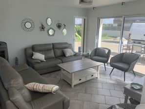Smart TV, fireplace, books, stereo