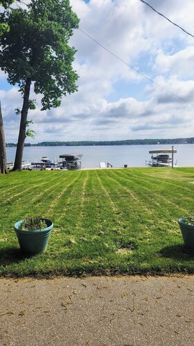 Lake George cottage with large lakefront lawn