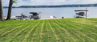 Lake George cottage with large lakefront lawn