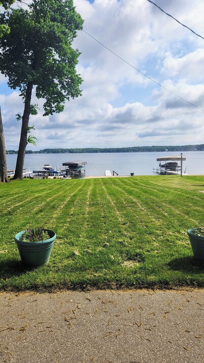 Lake George cottage with large lakefront lawn