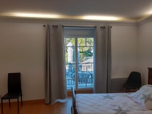 3 bedrooms, WiFi, bed sheets, wheelchair access - Private house in the park of a castle, swimming pool, billard (Vervant)