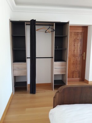 3 bedrooms, WiFi, bed sheets, wheelchair access