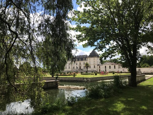 Maison dans un parc de chateau, piscine, jardins à la francaise