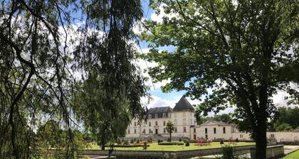 Maison dans un parc de chateau, piscine, jardins à la francaise