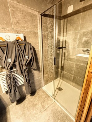 Badekar, hårføner, badekåper og tøfler
