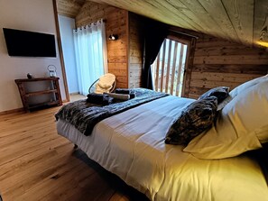 4 bedrooms, iron/ironing board, free WiFi, bed sheets