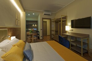 Minibar, desk, laptop workspace, soundproofing - Red Ribbon (Milan)