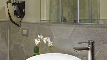 Quarto casal luxo (CAMERA 5 RR) | Pia do banheiro