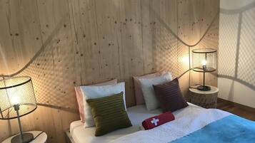 3 bedrooms, desk, soundproofing, iron/ironing board