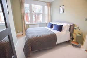 4 quartos, escrivaninha, ferros/tábuas de passar roupa, berço de viagem