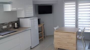 Réfrigérateur, four à micro-ondes, un four, surface de cuisson