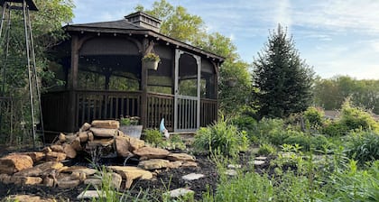 Farm - Animals - Barn - Gazebo - Fire Pit - 2xKing
