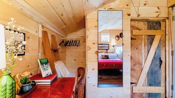 2 habitaciones, escritorio, tabla de planchar con plancha y wifi