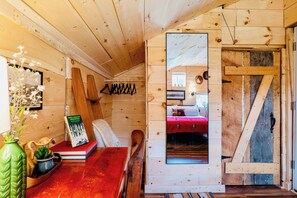 2 bedrooms, desk, iron/ironing board, WiFi