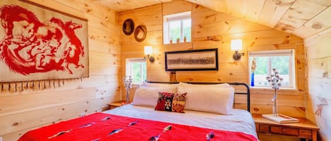 2 slaapkamers, een bureau, een strijkplank/strijkijzer, reisbedje