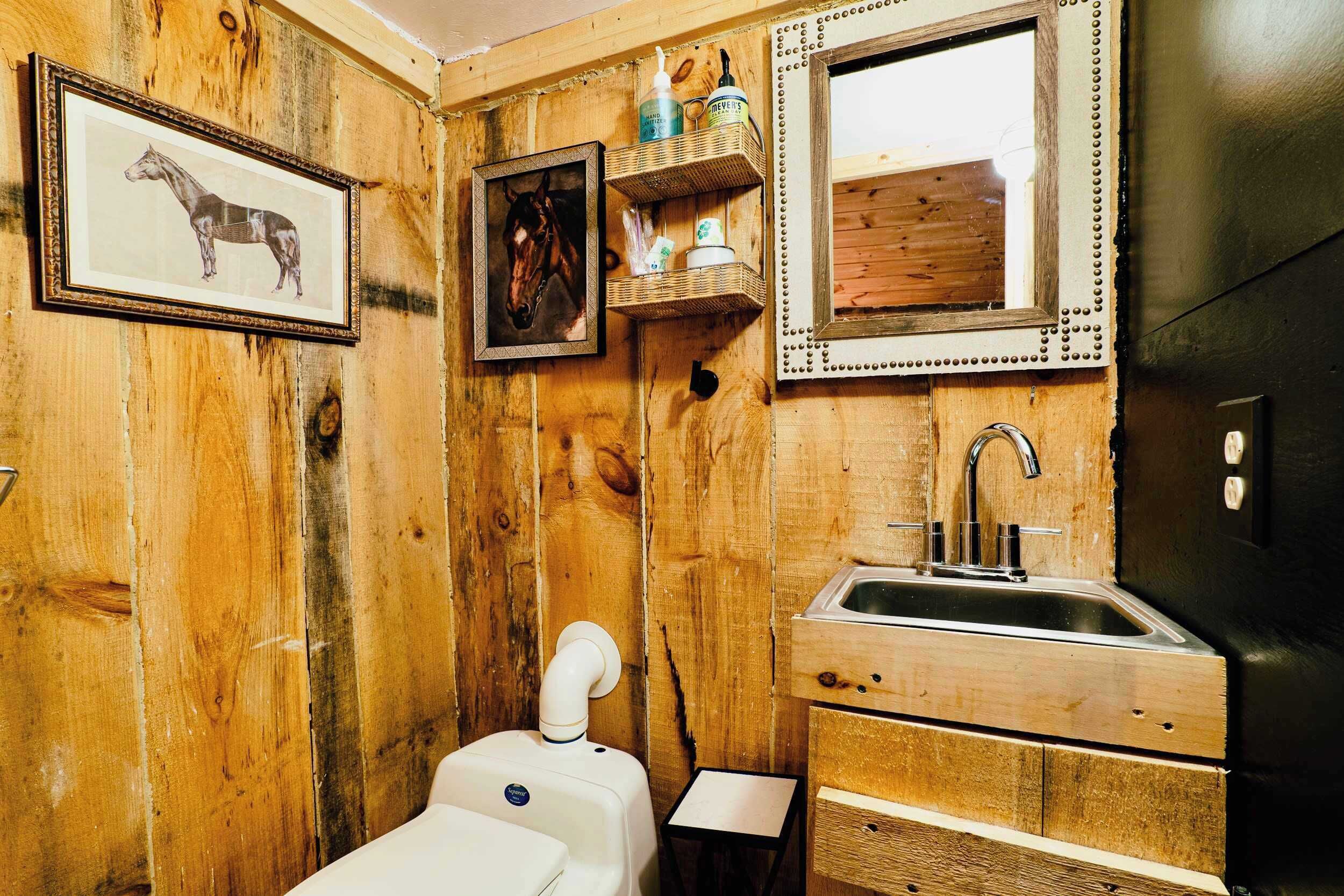 Dusche, umweltfreundliche Kosmetikartikel, Haartrockner, Handtücher