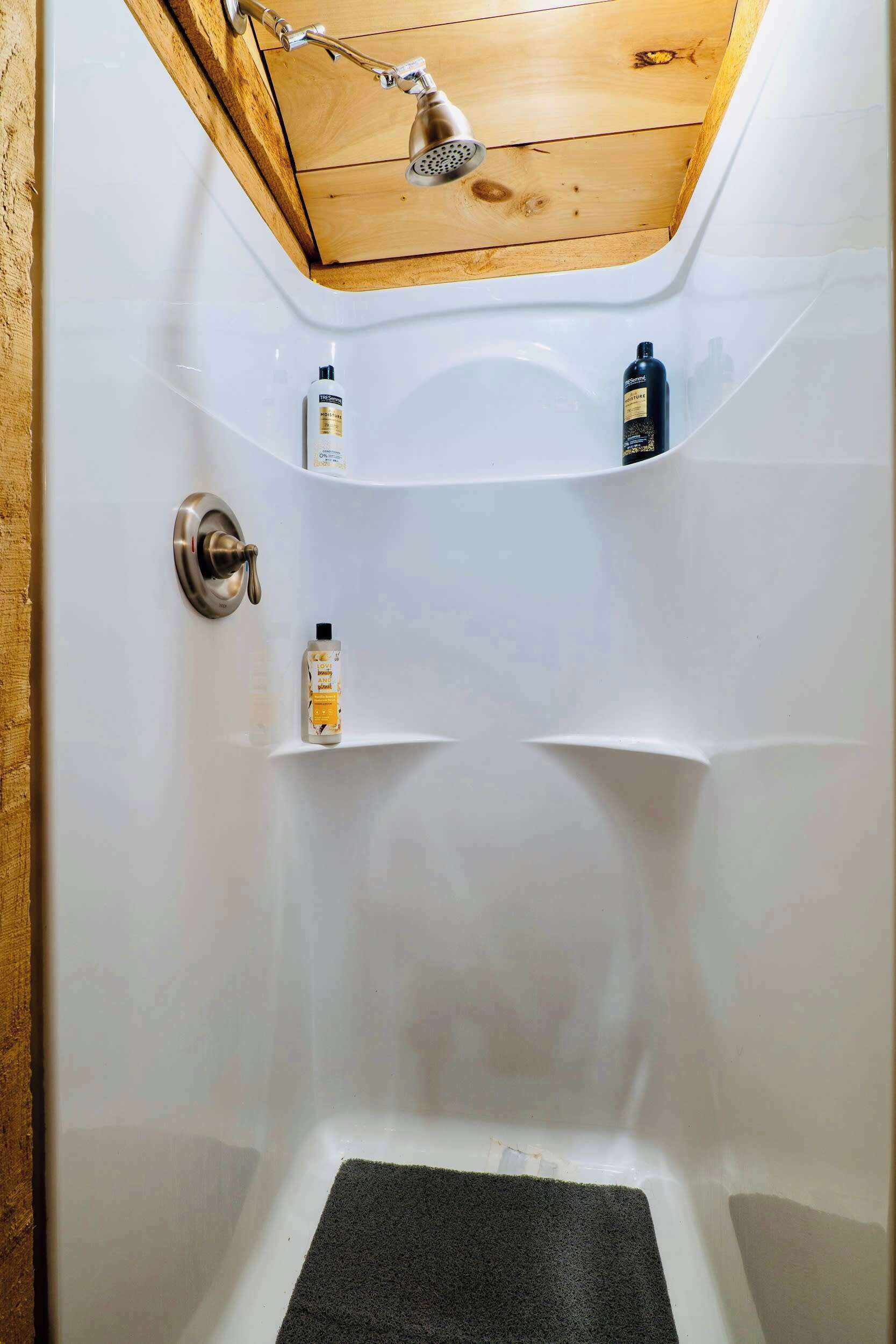 Douche, articles de toilette écologiques, sèche-cheveux