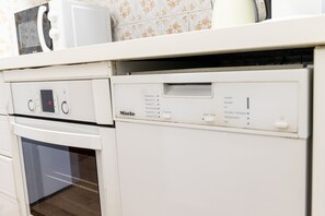 Een koelkast, een magnetron, een oven, een vaatwasser