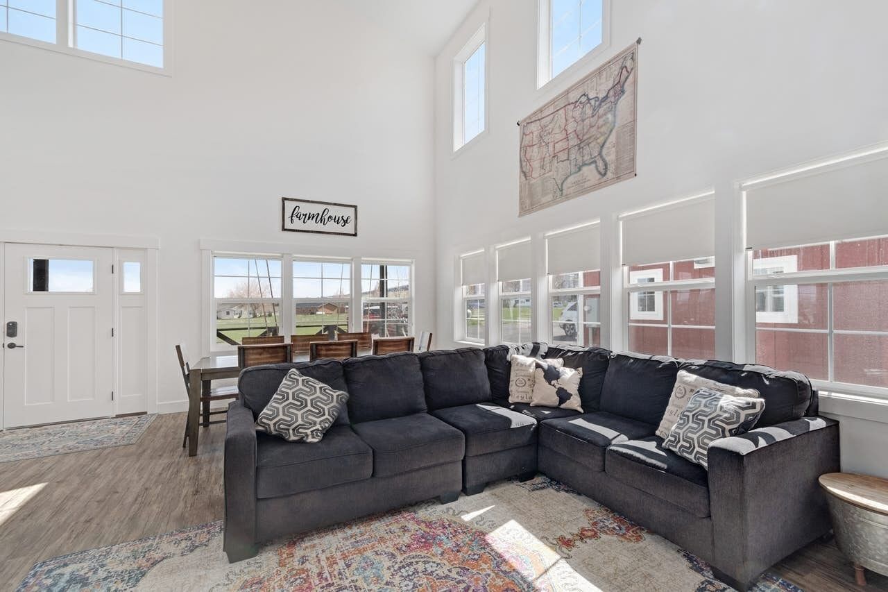 Cedar Farmhouse With Pool (Sleeps 20) By Bear Lake Luxury Rentals - Utah