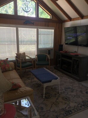 Smart TV, fireplace - Daisy’s Beach Cottage (Port St. Joe)