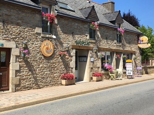 Maison en pierres, lumineuse et spacieuse