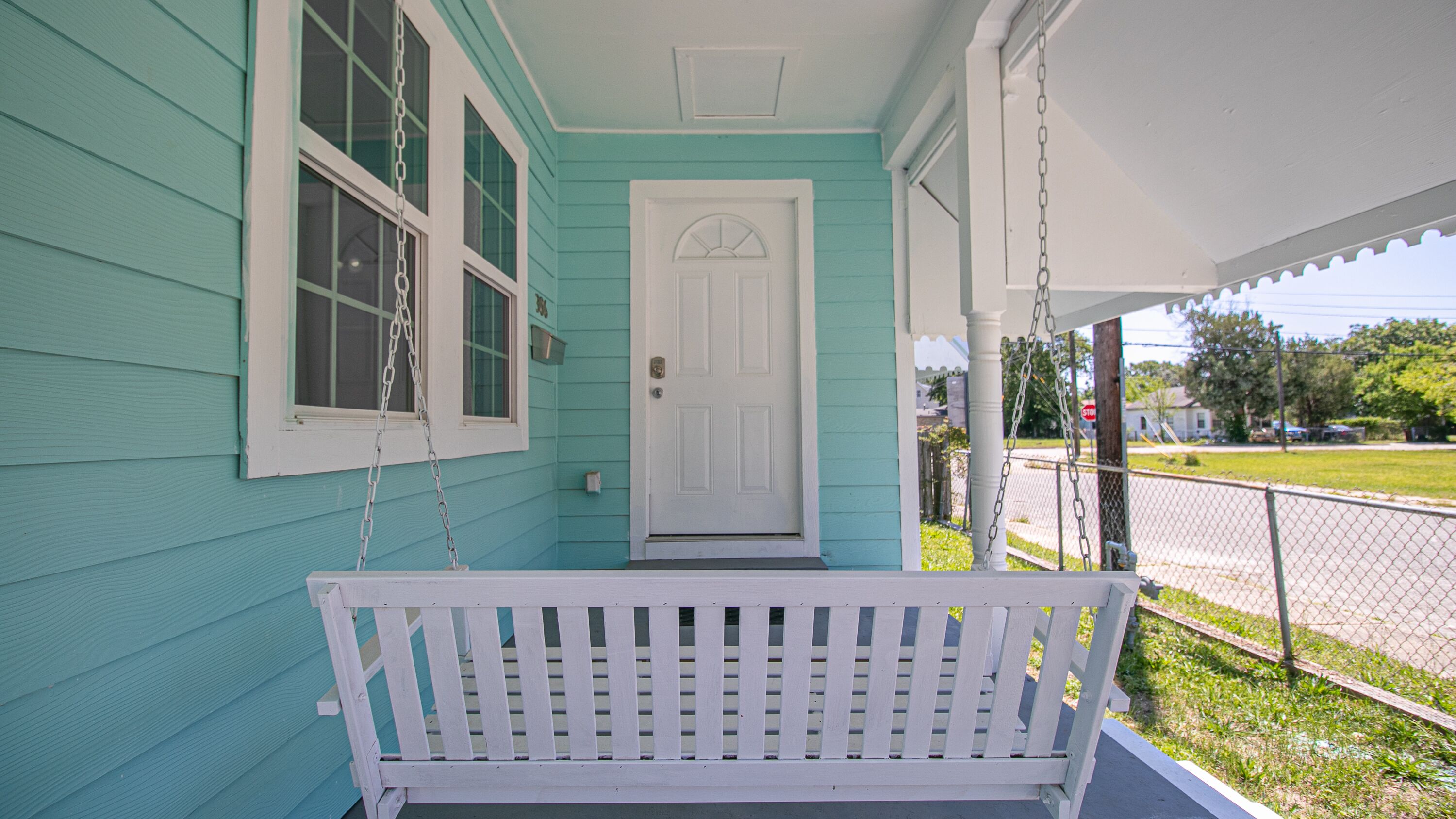 Charming Cottage blocks from the Beach & Casinos 