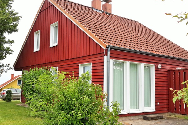 Hausansicht mit Terrasse in Südlage.