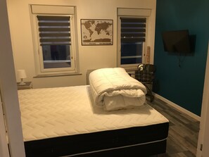 2 bedrooms, iron/ironing board, WiFi, bed sheets - Newly renovated fisherman's house facing the entrance to the port (Fécamp)