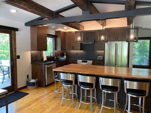 Fridge, microwave, oven, stovetop - Near Big Cedar-Walkable Fun-Lake View-Hot Tub-Modern Luxury Decor-Free Attraction Tickets! (Ridgedale)