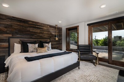 Next to Big Cedar-Walk to activities-Lake View-Hot Tub-Sleek High End Decor-Free Attraction Tickets