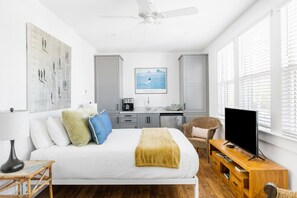 4 soverom, skrivebord, strykejern/-brett og reiseseng for barn