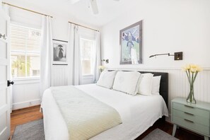 3 Schlafzimmer, Schreibtisch, Bügeleisen/Bügelbrett, Reisekinderbett