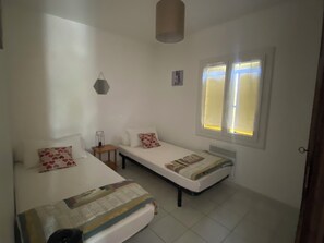 2 bedrooms, iron/ironing board, free WiFi