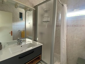 Dusche, Haartrockner, Toilettenpapier